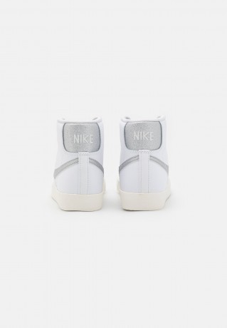 Nike Sportswear W BLAZER MID 77 ESS Sneaker high white/metallic silver/sail/summit white W BLAZER MID 77 ESS Высокие кроссовки женские белый/серебристый металлик/парус/вершина белая