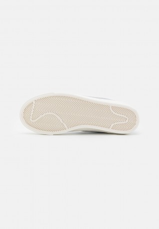 Nike Sportswear W BLAZER MID 77 ESS Sneaker high white/metallic silver/sail/summit white W BLAZER MID 77 ESS Высокие кроссовки женские белый/серебристый металлик/парус/вершина белая