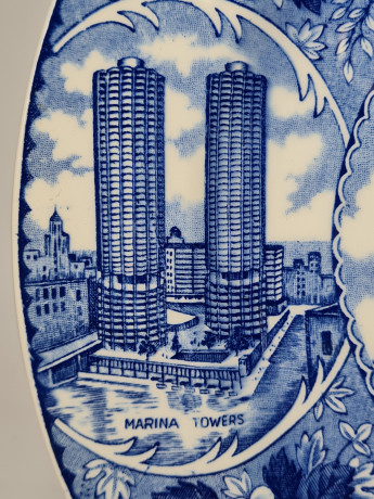 Декоративная тарелка винтажная Fine Staffordshire Ware с изображениями г. Чикаго в бело-синих тонах, 25,5 x 2,5 см, Англия, 1960-70гг.
