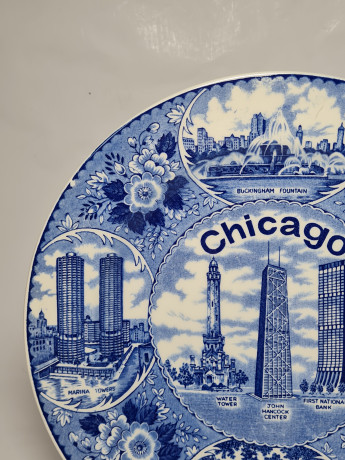 Декоративная тарелка винтажная Fine Staffordshire Ware с изображениями г. Чикаго в бело-синих тонах, 25,5 x 2,5 см, Англия, 1960-70гг.