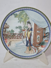 Художественная декоративная тарелка винтажная Imperial Jingdezhen Poreclain, Императорский фарфор, разноцветный декор &quot;Девушка с чаем в национальном костюме&quot;, в заводской коробке, 22 см, Китай, 1987г.