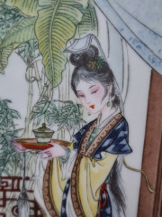 Художественная декоративная тарелка винтажная Imperial Jingdezhen Poreclain, Императорский фарфор, разноцветный декор &quot;Девушка с чаем в национальном костюме&quot;, в заводской коробке, 22 см, Китай, 1987г.