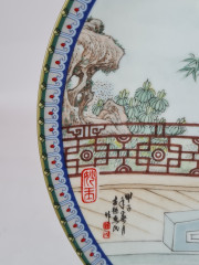 Художественная декоративная тарелка винтажная Imperial Jingdezhen Poreclain, Императорский фарфор, разноцветный декор &quot;Девушка с чаем в национальном костюме&quot;, в заводской коробке, 22 см, Китай, 1987г.