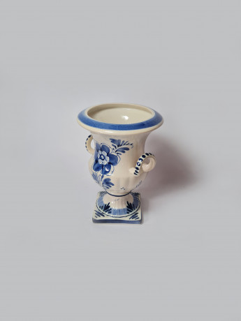 Delft Blau Holland Ваза с двумя ручками и цветочным рисунком в синих тонах, дельфтский фарфор, 18,5см x 11см, Голландия, 1960-70гг.