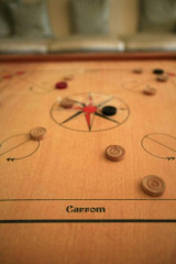 UBERGAMES Karromspiel Karrom Complete Set Игра Карром полный набор: доска, подставка, сумка, фишки, модель UG705or
