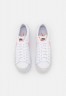 Nike Sportswear W BLAZER LOW PLATFORM Sneaker low pink glaze/summit white/black/team orange/white W BLAZER LOW PLATFORM Низкие кроссовки женские розовая глазурь/саммит белый/черный/командный оранжевый/белый