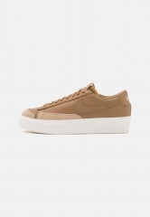 Nike Sportswear W BLAZER LOW PLATFORM Sneaker low dark driftwood/sail W BLAZER LOW PLATFORM Низкие кроссовки женские темная коряга/парус