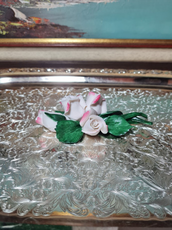 Фигурка винтажная ветка бело-розовых роз с зелеными лепестками Capodimonte, фарфор, 11 x 7 x 4 см, Италия, 1960-1970гг.