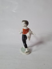 Hollohaza Porcelain Коллекционная керамическая фигурка &quot;Мальчик Нильс с гусем&quot;, 13смx8см, Венгрия, 1960-70гг.