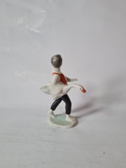 Hollohaza Porcelain Коллекционная керамическая фигурка &quot;Мальчик Нильс с гусем&quot;, 13смx8см, Венгрия, 1960-70гг.
