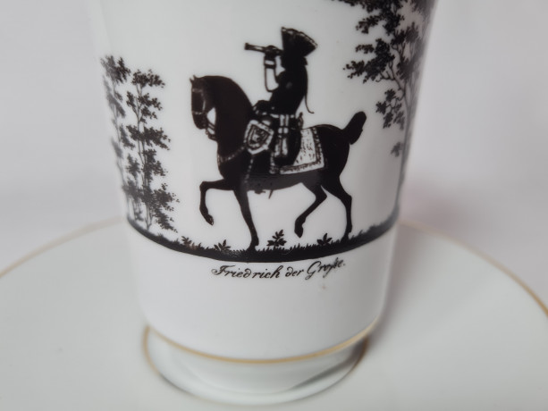 Volkstedt Thuringer Кофейная чашка с блюдцем "Фридрих Великий", белый фарфор с чёрным рисунком ручной работы, 10,5см x 10см, Германия, 1960-70гг.
