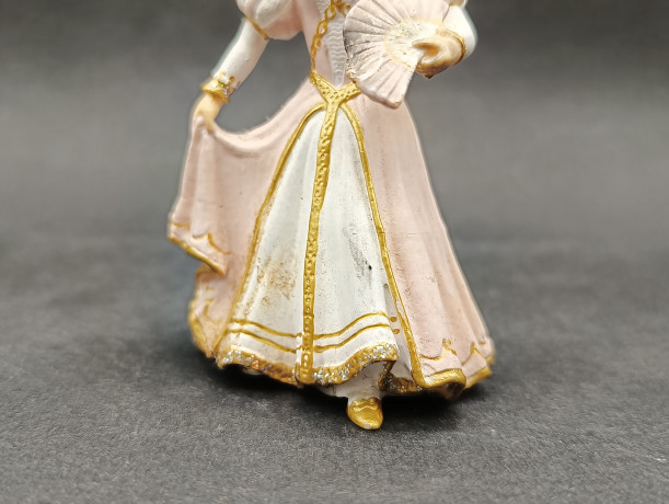 Статуэтка винтажная миниатюрная Schleich "Женщина в розовом платье с веером", фарфор, 9 х 6 см, Китай, 1960-70гг.