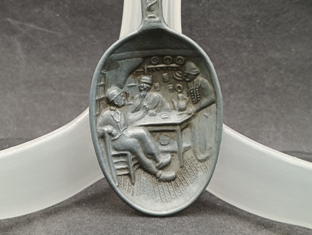 Ложка винтажная Jan Steen Pewter, сувенирная, с объемным декором, фигурками на ручке, олово, 17.5 см, Голландия, 1950-60гг.
