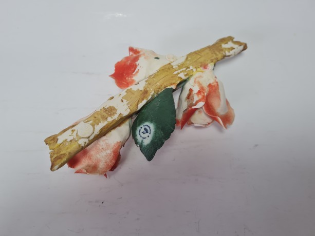 Статуэтка винтажная большая Capodimonte / CESAR "Три алые розы", 6 х 20 см, Италия, 1960-70гг.