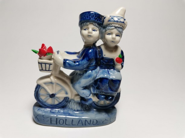 Delft Holland, Делфтский фарфор Коллекционная статуэтка "Парочка на велосипеде" Голландия, 10см х 12см х 3,5см