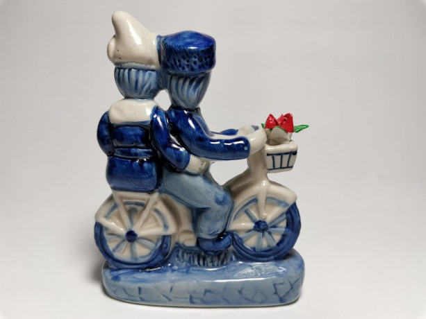 Delft Holland, Делфтский фарфор Коллекционная статуэтка "Парочка на велосипеде" Голландия, 10см х 12см х 3,5см