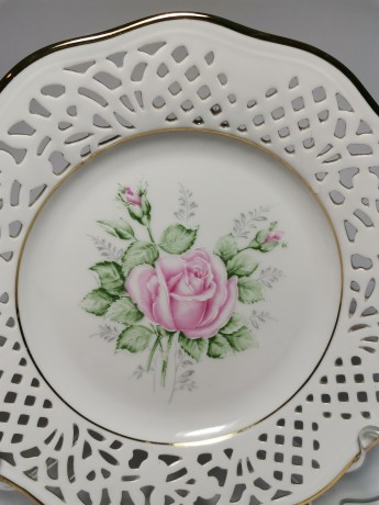 Schumann Arzberg Bavaria, Шуман Арцберг Бавария Винтажное блюдо с розой ручной росписи в центре и ажурным прорезанным ободком, 19см, Германия 1960г.