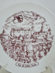 Тарелка декоративная винтажная Mitterteich Bavaria &quot;Нюрнберг. 10 лет верности&quot;, сувенирная, фарфор, 24.5 см, Германия, 1980-90гг.