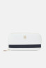 Tommy Hilfiger POPPY LARGE STRIPES Wallet breton МАК БОЛЬШИЕ ПОЛОСЫ Бумажник бретон