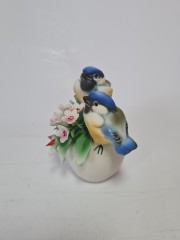 Статуэтка винтажная миниатюрная Capodimonte &quot;Две птички на цветах&quot;, фарфор, 9 см, Италия, 1960-70гг.