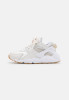 Nike Sportswear AIR HUARACHE Sneaker low phantom/white/fossil/light brown/black AIR HUARACHE Низкие кроссовки женские фантом/белый/ископаемый/светло-коричневый/черный