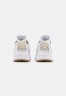 Nike Sportswear AIR HUARACHE Sneaker low phantom/white/fossil/light brown/black AIR HUARACHE Низкие кроссовки женские фантом/белый/ископаемый/светло-коричневый/черный
