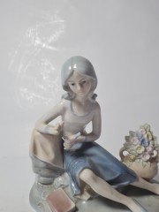 Lladro Статуэтка &quot;Девушка с вазой с цветами и маленькой птичкой на руке&quot;, 15см х 16см, Испания, 1960-70гг.
