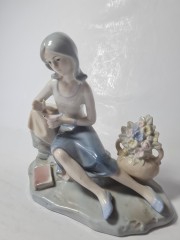 Lladro Статуэтка &quot;Девушка с вазой с цветами и маленькой птичкой на руке&quot;, 15см х 16см, Испания, 1960-70гг.