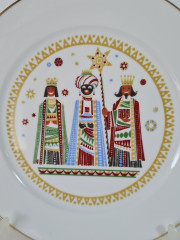 Тарелка декоративная винтажная H&amp;C Selb Heinrich Bavaria, белый фарфор с разноцветным изображением трех королей, 24,5 x 2,5 см, Германия, 1960-70гг.