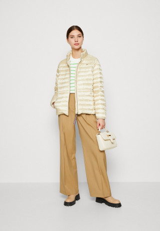 Tommy Hilfiger FEMININE Down jacket light sandalwood ЖЕНСКОЕ Пуховик светлое сандаловое дерево