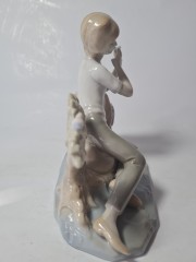 Статуэтка винтажная среднего размера Lladro &quot;Мальчик с трубочкой&quot;, фарфор, 15 х 16 см, Испания, 1960-70гг.