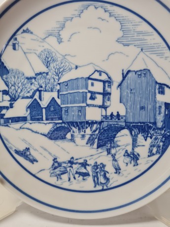 Hutschenreuther 1814 Винтажная тарелка эксклюзивно для Нидертхальского двора "Зима в горах", 20см, Германия, 1970-80гг.