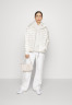 Tommy Hilfiger FEMININE Down jacket ecru ЖЕНСКОЕ Пуховик экрю