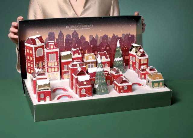 RITUALS Adventskalender DELUXE Адвент-календарь 2024, 24 бьюти сюрприза, в зеленой коробке со светодиодной гирляндой
