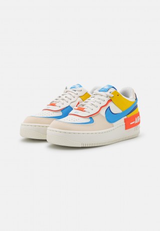 Nike Sportswear W AF1 SHADOW Sneaker low sail/university blue/game royal/rush orange/vivid sulfur/pearl white W AF1 SHADOW Низкие кроссовки женские парус/университетский синий/игровой королевский/яркий оранжевый/ярко-серный/жемчужно-белый