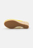 Tommy Hilfiger ICONIC ELBA SLING BACK WEDGE Platform sandals vivid yellow ICONIC ELBA SLING BACK WEDGE Сандалии на платформе ярко-желтый