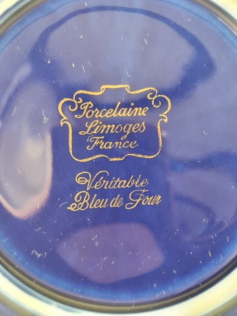 Тарелка винтажная Limoges France, голубой фарфор с золотым изображением влюбленной пары, 11 x 1,5 см, Франция, 1960-70гг.