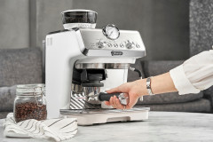 De'Longhi De'Longhi Siebtragermaschine LaSpecialista Arte EC9155.W, weiss, mit MyLatte Art System  Фильтр-машина De'Longhi LaSpecialista Arte EC9155.W, белый, с системой MyLatte Art