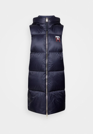 Tommy Hilfiger MONOGRAM BADGE VEST Waistcoat desert sky ЖИЛЕТ С МОНОГРАММОЙ Жилет небо пустыни
