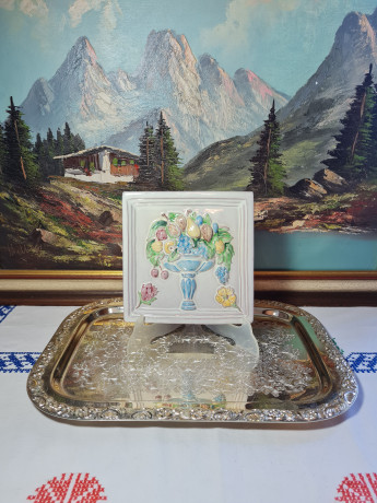 Керамическая плитка Dessauer в стиле барокко, форма плитки, выполненной мастером C.R 1693, с изображением вазы с фруктами, керамика, 18.5 х 18.5 см, Германия, 1960-70гг.