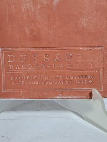 Керамическая плитка Dessauer в стиле барокко, форма плитки, выполненной мастером C.R 1693, с изображением вазы с фруктами, керамика, 18.5 х 18.5 см, Германия, 1960-70гг.