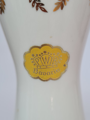 Ваза винтажная PWB Porzellan Bavaria, белый фарфор с гербом Хильдесхайм, красным и золотым декором, 21 x 6 см/5 см, Германия, 1960-70гг.