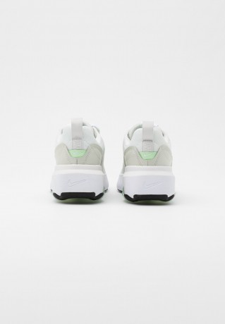 Nike Sportswear AIR MAX VERONA Sneaker low jade aura/white/platinum tint AIR MAX VERONA Низкие кроссовки женские нефритовая аура/белый/платиновый оттенок