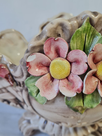 Фруктовница винтажная большая Bassano с объемными цветами, фарфор, 31x 18 x 18 см, Италия, 1960-70гг.