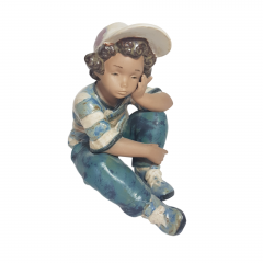 Статуэтка винтажная Lladro &quot;Сидящий мальчик&quot;, в бежево-синих тонах, керамика, 21 см, Испания, 1960-70гг.
