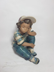 Статуэтка винтажная Lladro &quot;Сидящий мальчик&quot;, в бежево-синих тонах, керамика, 21 см, Испания, 1960-70гг.