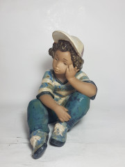 Статуэтка винтажная Lladro &quot;Сидящий мальчик&quot;, в бежево-синих тонах, керамика, 21 см, Испания, 1960-70гг.