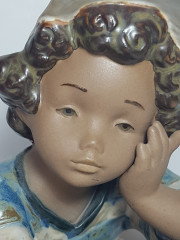 Статуэтка винтажная Lladro &quot;Сидящий мальчик&quot;, в бежево-синих тонах, керамика, 21 см, Испания, 1960-70гг.