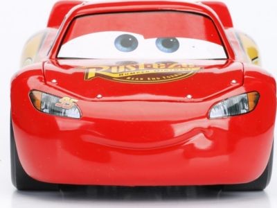 Jada Hollywood Rides Lightning McQueen Голливуд скачет на Молнии Маккуине