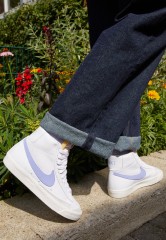 Nike Sportswear BLAZER MID 77 Sneaker high white/light thistle/sail/black/team orange BLAZER MID 77 Высокие кроссовки женские белый/светлый чертополох/парус/черный/оранжевый